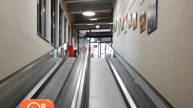 Eurasburg: Im neuen Rewe in Eurasburgs Zentrum können Autofahrer in der Tiefgarage parken und zu Fuß über die Rolltreppe zum Markt gelangen.