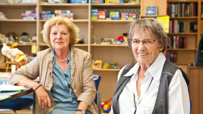 Grafinger Tauschzentrale: Ulrike Kunert (links) leitet den Verein der Elterngemeinschaft, der unter anderem die Grafinger Tauschzentrale betreibt. Dort arbeitet Gretl Borlinghaus seit inzwischen mehr als 45 Jahren ehrenamtlich.