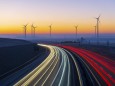 Fossile Energieträger gewährleisten derzeit die Mobilität wie auf der A8 in Baden-Württemberg. Klimaschützer fordern den Umstieg auf Alternativen wie Windkraft