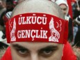 Ein Anhänger der "Grauen Wölfe" demonstriert in Frankfurt. Laut Verfassungsschutz sind etwa 11000 türkische Rechtsextremisten in Deutschland aktiv.