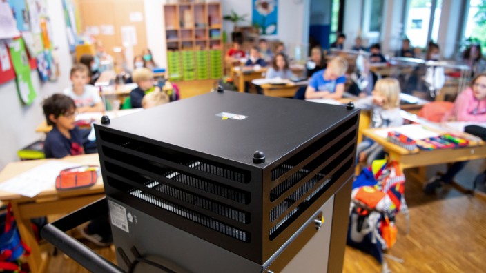 Schulen und Corona: Ein Luftfilter steht im Klassenraum einer bayerischen Grundschule.