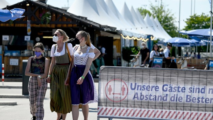 Mini-Volksfest in Unterföhring: Mit Dirndl und Maske geht es seit Freitag in Unterföhring zu dem Mini-Volksfest "Sommer dahoam".