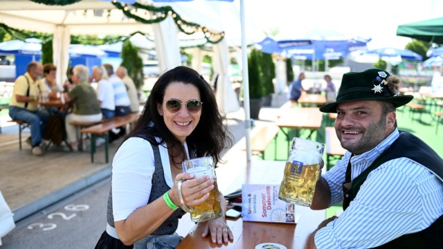 Mini-Volksfest in Unterföhring: Am Tisch im Biergarten darf der Mund-Nasen-Schutz vorübergehend abgenommen werden.