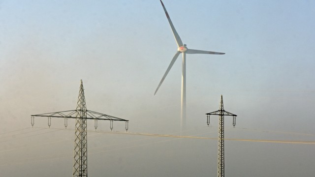 Puchheim/Mammendorf: In der Schwebe: Der Ausbau der Windkraft ist im Landkreis noch nicht weit gekommen. Erst zwei Anlagen (im Bild die in Mammendorf) produzieren Strom, und weitere Kraftwerke sind wegen der vielen Hemmnisse einstweilen auch nicht zu erwarten.