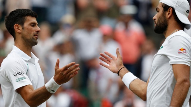 Novak Djokovic: Handschlag der Anerkennung: Matteo Berrettini (rechts) zollte Novak Djokovic mehrfach seinen Respekt.