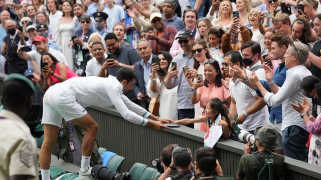 Novak Djokovic: Eine nette Geste: Novak Djokovic verschenkte seinen Schläger an einen kleinen Fan - das hatte er bei den French Open auch schon gemacht.