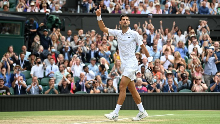 Novak Djokovic: Ich bin's: Wimbledon-Wiederholungssieger Novak Djokovic reklamiert die Aufmerksamkeit (und Sympathien) der Zuschauer für sich.