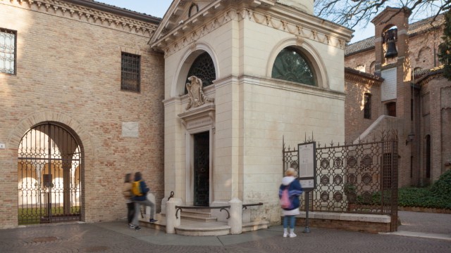 Italien: Wandern auf Dantes Spuren: Am Kreuzgang des Franziskanerklosters von Ravenna steht das Grab Dantes: Täglich finden hier Lesungen aus seinem Werk statt.