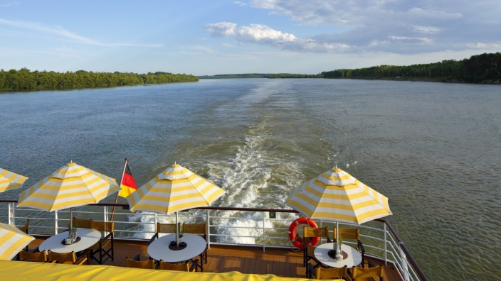 Tourismus Urlaub Freizeit Flusskreuzfahrt auf der Donau Donauschifffahrt offenes Achterdeck auf