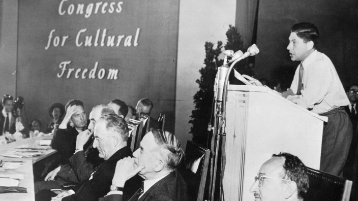 Arthur Koestler spricht auf dem Kongreß für kulturelle Freiheit, 1950