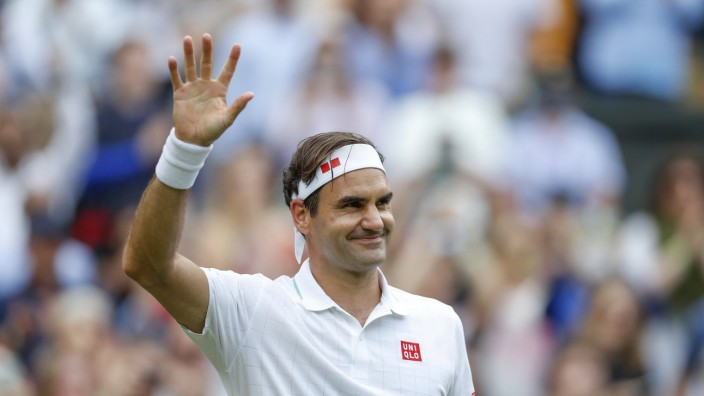 (210704) -- LONDON, July 4, 2021 -- Roger Federer of Switzerland reacts after the men s singles third round match again