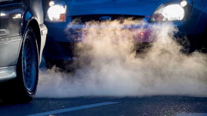Mobilität: Rauchzeichen: Voraussichtlich dürfen Neuwagen mit Verbrenner ab 2035 in Europa nicht mehr verkauft werden.