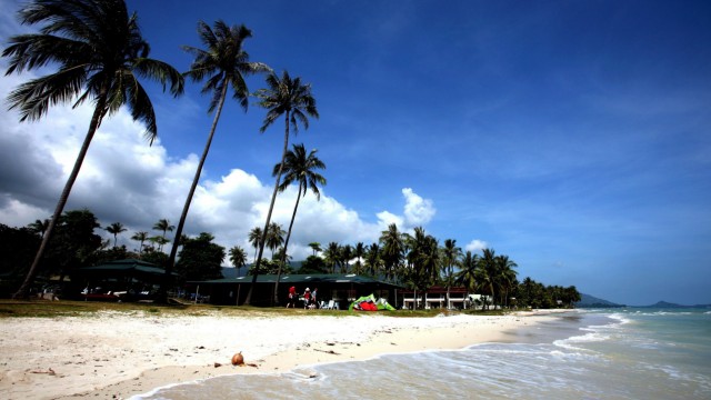 Urlaub in Thailand: Das Ziel lohnt viele Mühen: Strand auf Koh Samui. Hier ist im Rahmen des Sandbox-Programms quarantänefreier Urlaub für geimpfte Touristen möglich.