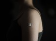 Ein Pflaster klebt auf dem linken Oberarm einer gegen Corona geimpften Frau, aufgenommen in Berlin, 03.05.2021. Berlin D