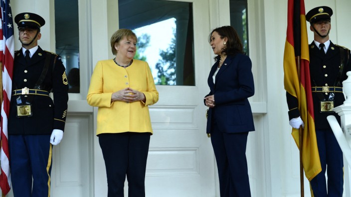 Leserdiskussion: US-Vizepräsidentin Kamala Harris heißt Kanzlerin Angela Merkel in Washington willkommen.