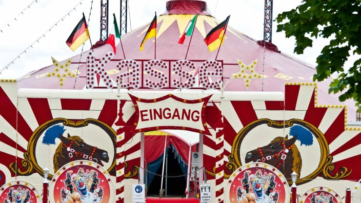 Vaterstetten: An insgesamt sieben Aufführungstagen sorgen die Clowns des Zirkus für "Lach-Muskelkater", verspricht Zirkusdirektor Hermann Schmidt-Feraro.