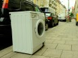 Einsam und verlassen steht sie da: eine Waschmaschine an der Ickstattstraße.