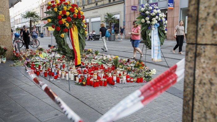 Wuerzburg, Barbarossaplatz, 27.06.2021, Gedenken an die Opfer des Messerattentats Bild: Kerzen, Blumen und zwei Kraenze