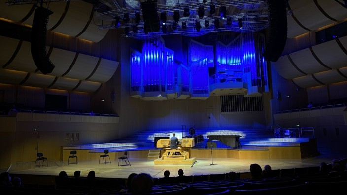Letztes Konzert mit der Münchner Gasteig-Orgel: Johannes Berger beim großen Orgelmarathon in Münchens Philharmonie, bei dem nach 35 Jahren die grandiose Klais-Orgel verabschiedet wurde, die für die anstehenden Sanierungsarbeiten abgebaut und eingemottet werden muss.