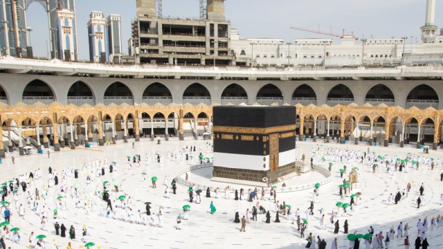 Saudi-Arabien: Gläubige umrunden die Kaaba in der Großen Moschee in Mekka mit Sicherheitsabstand. Derzeit ist die Zahl der Pilger wegen der Corona-Pandemie auf 60 000 begrenzt.