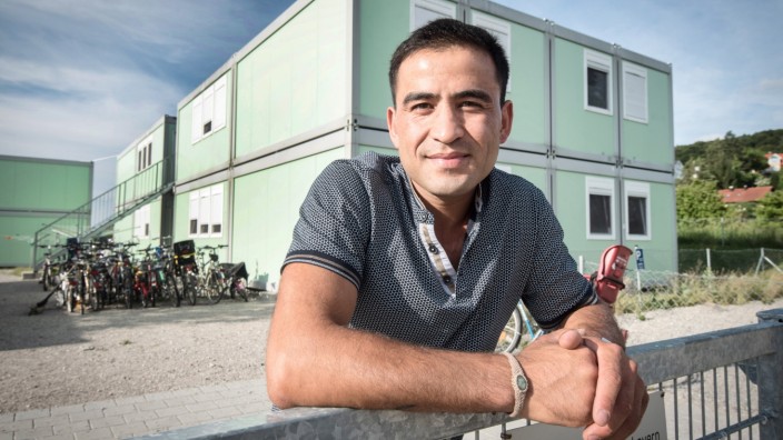 Flüchtlinge in Herrsching: Ungewisse Zukunft: Hamidoula Javari am Zaun des Herrschinger Containerdorfs, in dem er seit fünf Jahren lebt.