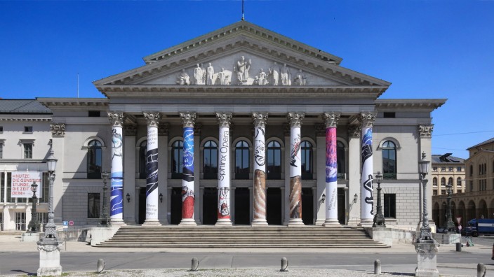 Opernfestspiele München: Die ummantelten Säulen kündeten schon früh von der Ausstellung "Sphinx Opera" in der Staatsoper.