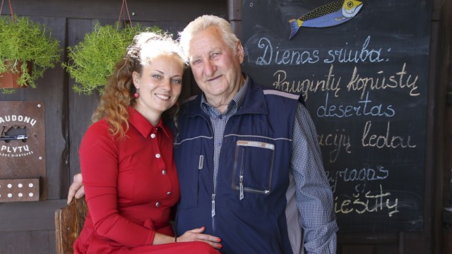 Urlaub in Litauen: Auch mit 83 Jahren fährt er noch mit seinem Fischkutter hinaus ins Haff: Alfonsas Kauneckis, hier mit seiner Enkelin Jovita, die sein Fischrestaurant auf der Kurischen Nehrung betreibt.