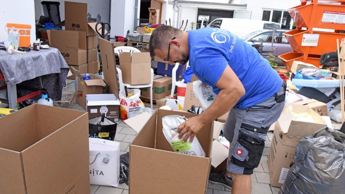 Puchheim/Maisach: Ingolf Eichler packt Pakete mit Hilfsgütern, die er nach Abstimmung mit den Betroffenen nach Nordrhein-Westfalen fährt.