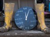 Hochwasser: Eine Uhr zeigt fünf nach zwölf nach dem Unwetter in Rheinland-Pfalz