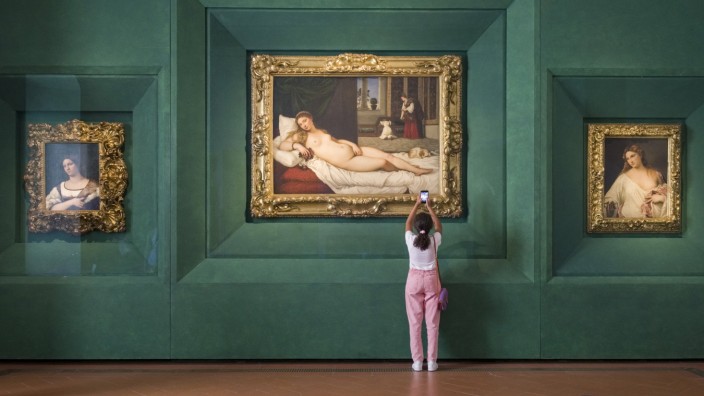 Wozu gehen wir ins Museum?: Was erwarten wir von einem Museum? Manche anscheinend ein paar gute Handybilder: Betrachterin der Venus von Urbino in den Uffizien in Florenz.
