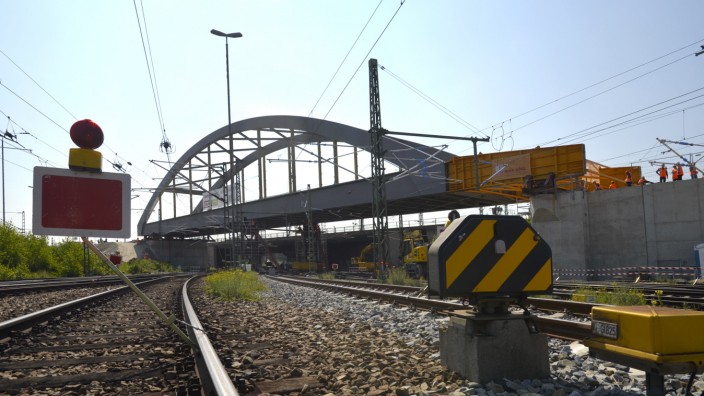 Millimeterarbeit an der zweiten Stammstrecke: Der 1350 Tonnen schwere Stahlkoloss wird auf einem Schlitten mit sechs Metern pro Stunde an seine Position am S-Bahnhof Hirschgarten geschoben.