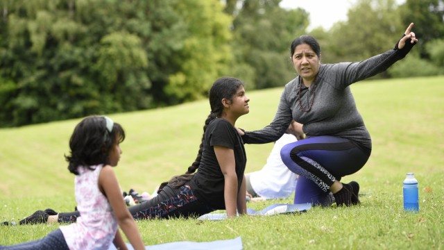 Lerchenau: Entspannung pur: Die Yoga-Stunde für Kinder in der Idylle am Lerchenauer See wird von Jyoti Joshi angeleitet.