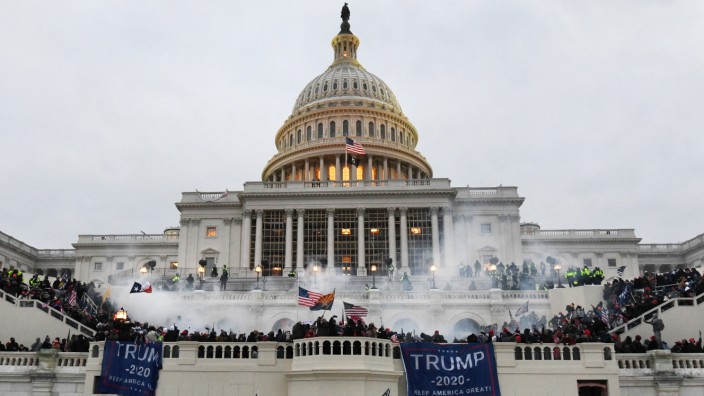 USA: 6. Januar 2021: Unterstützer des damaligen US-Präsident Trump stürmen das Kapitolgebäude, wo die Abgeordneten den Sieg Bidens bestätigen sollen.
