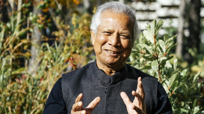 Muhammad Yunus, Nobel Peace Prize laureate. Muhammad Yunus, laurÃ at du prix Nobel de la paix. Muhammad Yunus, Nobel Pea
