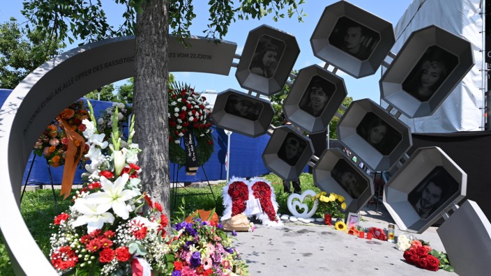 Gedenken an Opfer des OEZ-Anschlags: Blumen und Kränze liegen am Gedenkort für die Opfer des rassistischen Anschlags. Vor genau fünf Jahren wurden sie am Münchner OEZ getötet.