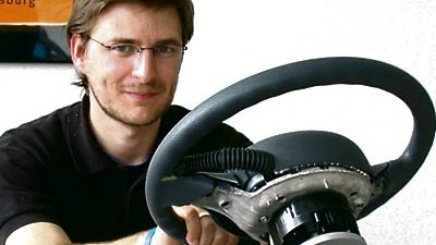 Müdigkeitstest: Blutwerte beim Autofahren messen, ohne den Fahrer zu piksen: Praktikant Bernhard  Costina arbeitet beim GRP an einem Lenkrad, das so etwas kann.