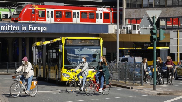 Essen, Nordrhein-Westfalen, Deutschland - Verschiedene Verkehrsmittel in der Innenstadt, Busse, Bahnen, Fahrräder und Au