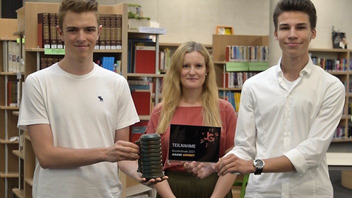Start-up-Projekt: Bisher haben Marc Rodig und Alexander Wolters (von links mit Lehrerin Daniela Schulla) nur ein Designmodell ihres Brandmelders gebaut.