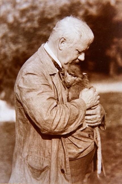 Künstlererbe: Vermutlich um 1900 entstand diese Fotografie, die Gabriel von Max mit einem seiner Affen zeigt.