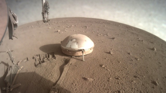 Planetenforschung: Das Seis-Instrument des Mars-Rovers "Insight" liegt auf der Oberfläche des Mars auf und misst Erschütterungen.
