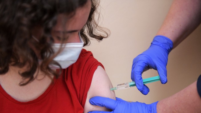 17.05.2021, Impfen von Kindern, (Symbolbild). Ein 13 Jähriges Schulmädchen bekommt eine Corona-Impfung. (Model Release v