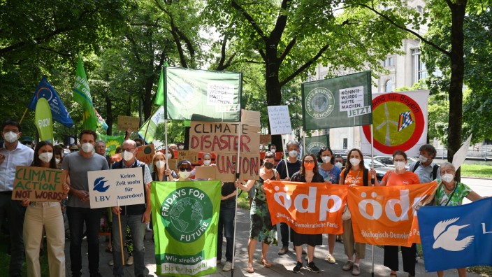 Demonstration gegen Klimapolitik: Ein Klima-Bündnis hat zum Marsch von der Staatskanzlei bis zum Friedensengel aufgerufen und protestiert am Freitag gegen die Umweltpolitik des Freistaats.