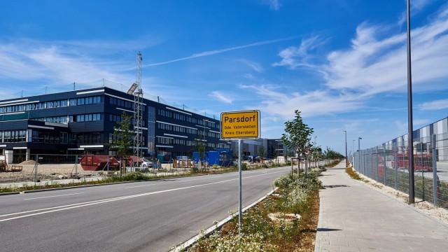 Jahresrückblick 2022: Im November beginnt Krauss-Maffei mit dem Umzug ins neue Gewerbegebiet in Parsdorf.