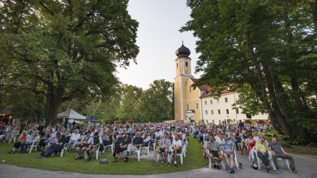 Humor-Festival in Bernried: Der Bernrieder Klosterhof war vollbesetzt.