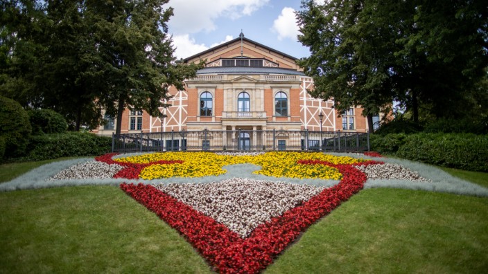 Bayreuther Festspiele: Die Blumenrabatte vor dem Bayreuther Festspielhaus sind bereit für die Gäste - beim musikalischen Personal muss wegen Corona noch heftig umgeplant werden.