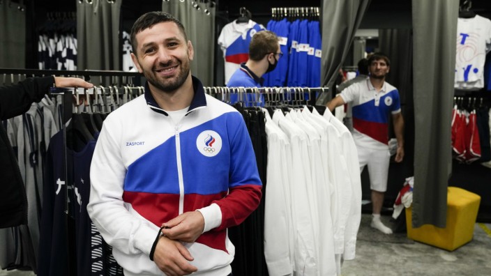 Russisches Olympiateam: Statt weiß und grau ist jetzt wieder alles weiß-blau-rot: Russische Athleten bei der Anprobe jener Kleidung, die sie nun bei den Olympischen Spielen in Tokio tragen.