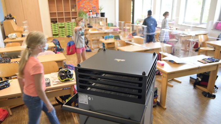 Luftfilter in Schulen: Brummt, stört aber sonst nicht weiter: mobiles Luftreinigungsgerät in einem Klassenzimmer der Grundschule Neubiberg.