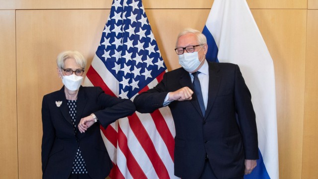 Atomwaffen: Alte Bekannte: Die stellvertretende US-Außenministerin Wendy Sherman und ihr russischer Kollege Sergej Rjabkow beim ersten Treffen des "Dialogs über strategische Stabilität" im Juli in Genf.