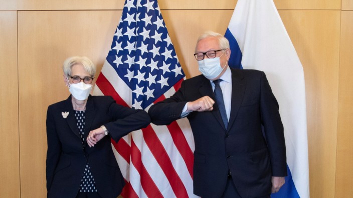 Ukraine-Konflikt: Alte Bekannte: Die stellvertretende US-Außenministerin Wendy Sherman und ihr russischer Kollege Sergej Rjabkow beim ersten Treffen des "Dialogs über strategische Stabilität" im Juli in Genf.