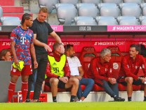 Trainer Julian Nagelsmann (FCB) gibt 7 Serge Gnabry Anweisungen vor seiner Einwechslung / Fussball / Audi Football Summ
